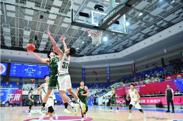 3月25日,随着篮球场上热血沸腾的氛围逐渐升温,华侨大学男篮与上海