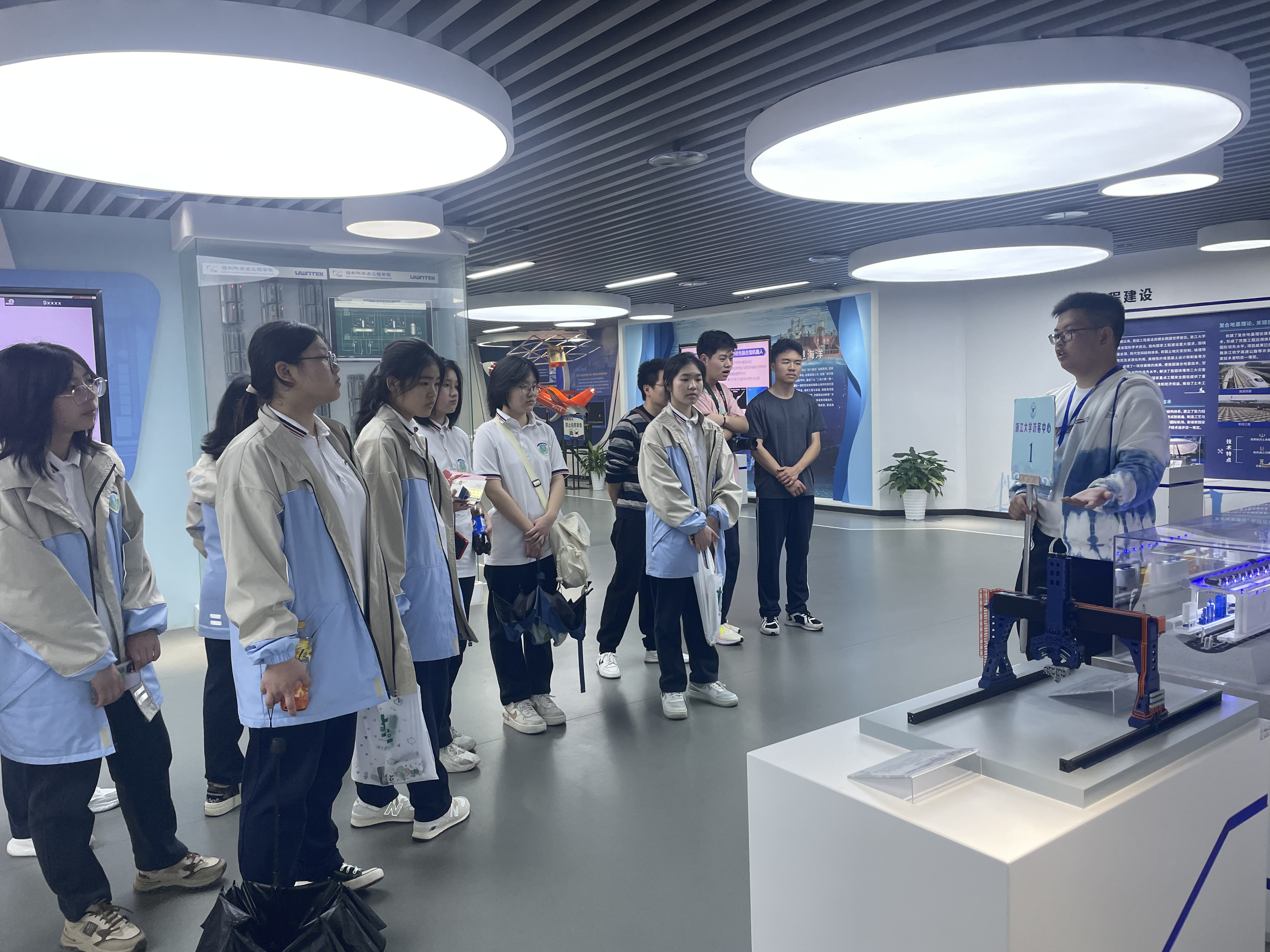 开化县崇化中学赴浙大开展研学活动