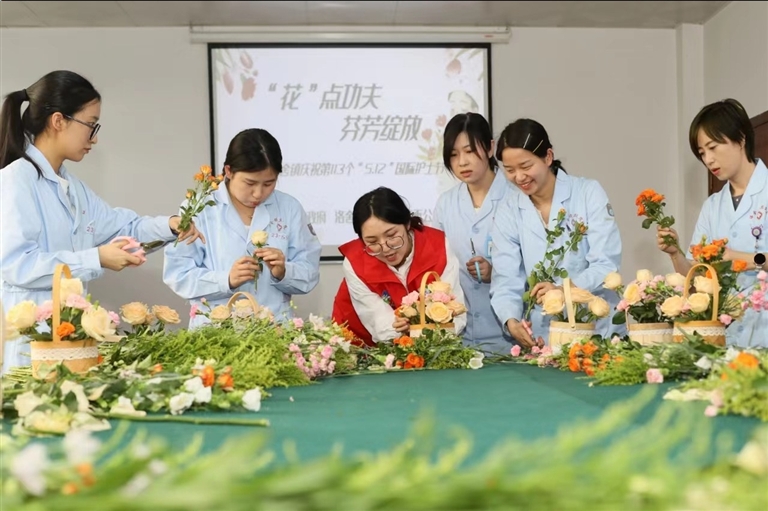 镇联合德清县武康健康保健集团洛舍分院举办护士节创意插花主题活动