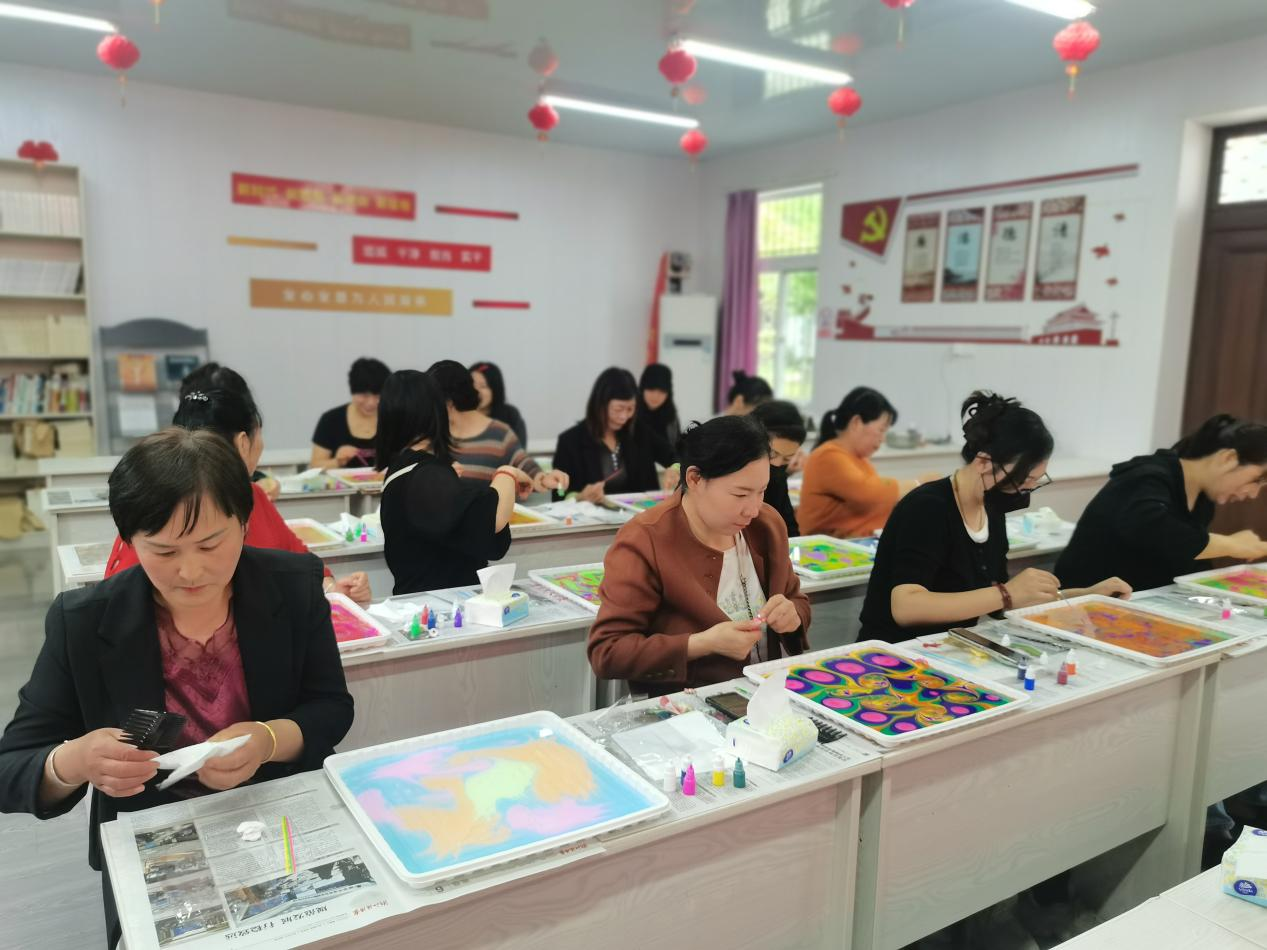 六横镇台门社区文化礼堂“水中生花,丝享非遗”水拓画丝巾活动-普陀新闻网