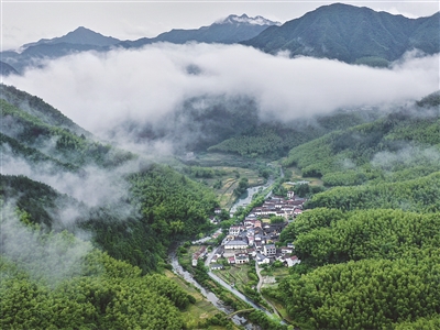 连接白龙桥,琅琊,沙畈等乡镇,沿途风景如画,引来不少游客一条罗(店)盘