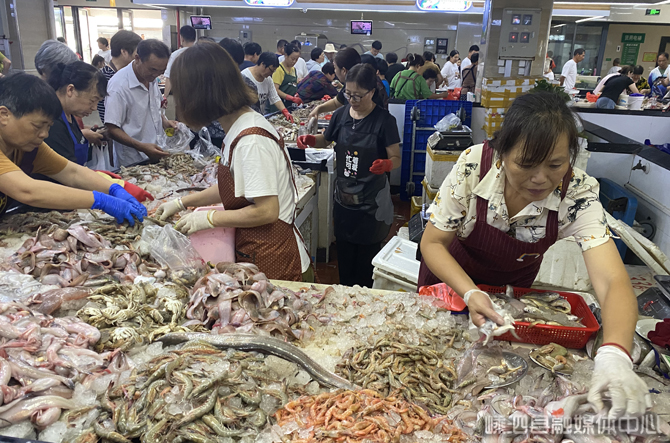 "第一网"海鲜涌入市场 市民争相尝鲜