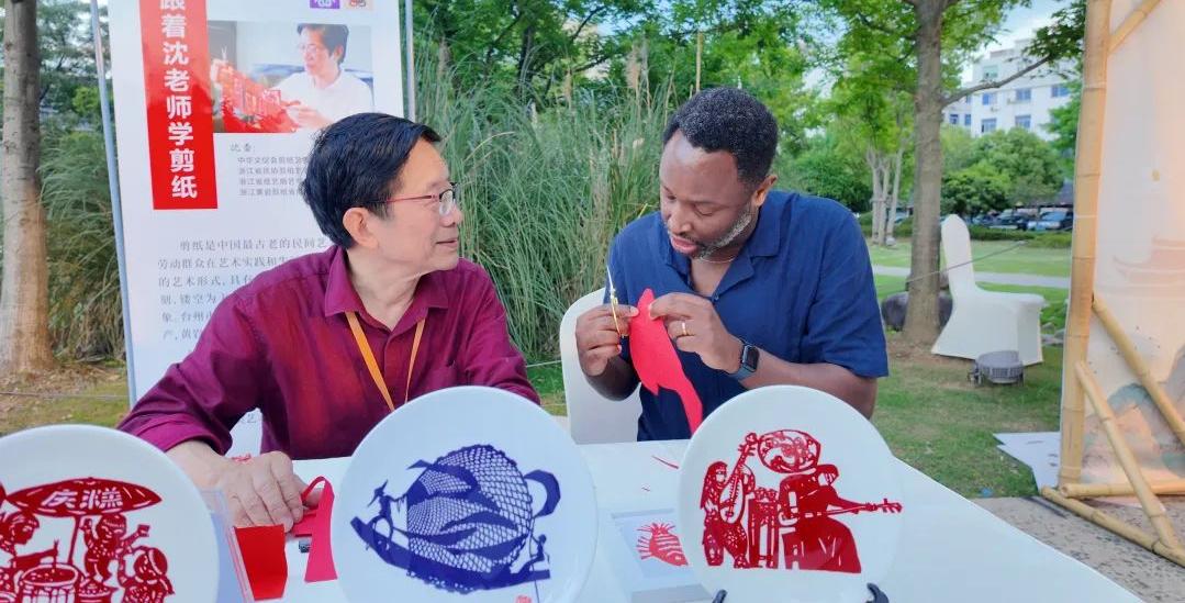 Huangyan Paper Cutting: A Cultural Magnet for Foreigners