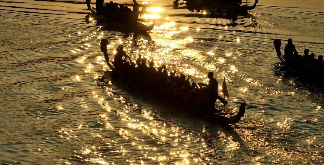 Dragon Boat Races and Iron Fireworks: This Festival Is Lighting Up Social Media