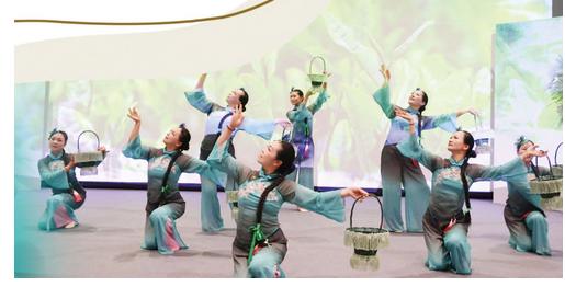 Xinqian Tea-picking Dance: Left Hand Carries Basket, Right Hand Honors Diligence