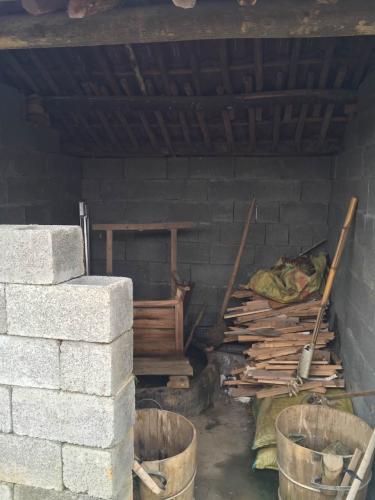 (图为方田山村一土厕所)