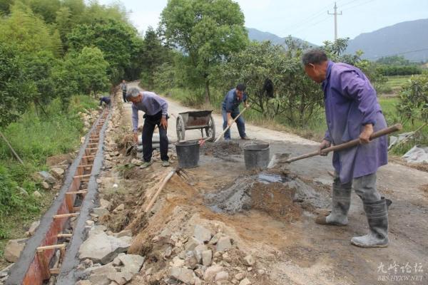 沙埠村民忙修三面光水沟