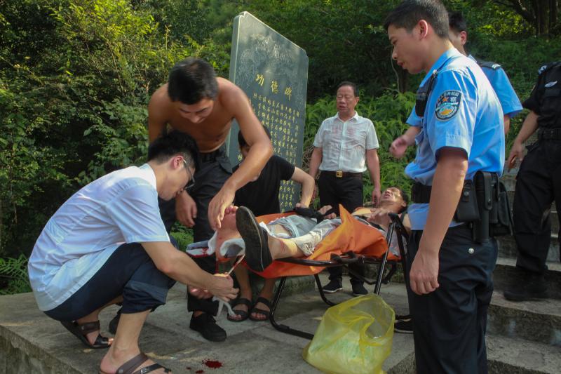 高温天民警爬山救人也是使出了洪荒之力